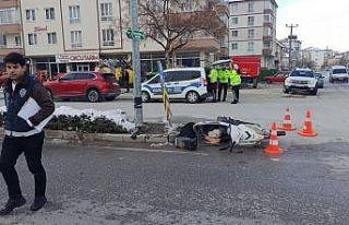 Kontrolsüz şerit değiştiren motosiklete araç...