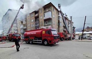 Konya’da 5 katlı binanın çatısında yangın...