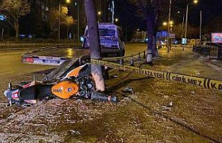 Konya’da kontrolden çıkan motosiklet ağaca çarptı:...
