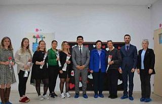 Köyceğiz’de kadın öğretmenlere karanfil takdiminde...