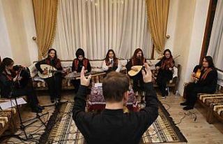 Kürsübaşı’na kadın eli değdi, izleyenler hayran...