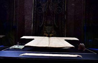 Kutsal emanetlerden Hırka-i Şerif ziyarete açıldı