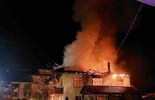 Mahalleliyi sokağa döken yangın: İki katlı ev...