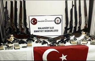 Malazgirt’te silah ve mühimmat ele geçirildi