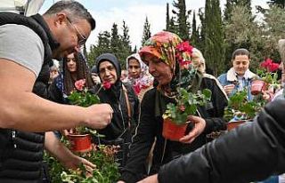 Manisa’da Arife günü mezarlıklarda çiçek dağıtımı...