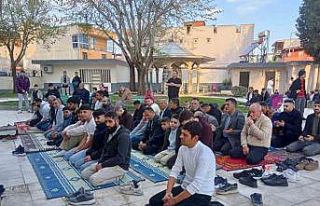 Manisalılar bayram namazında camileri doldurdu