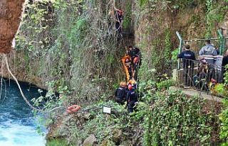 Manzara izlerken 15 metreden düştü, film gibi operasyonla...