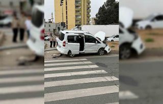 Mardin’de araç direğe çarptı: 5 yaralı
