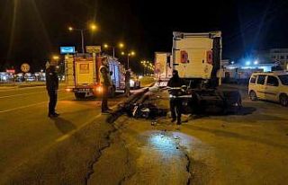 Mardin’de motosiklet park halindeki tıra çarptı:...