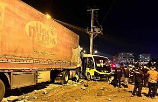 Mardin’de tır ile minibüsün çarpıştığı...