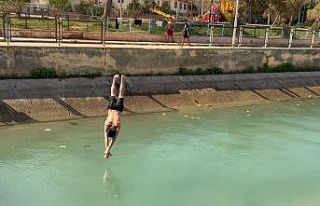 Mersin’de kanalda yüzme sezonu açıldı