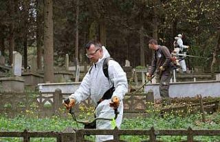 Mezarlıklar bayrama hazırlanıyor