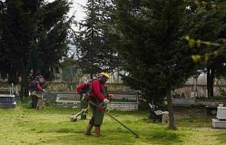 Mezarlıklar bayrama hazırlıyor