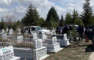 Mezarlıkta bayram öncesi yoğunluğu