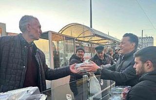 Milletvekili Hatipoğlu, vatandaşlara iftarlık ikramında...