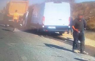 Minibüs kamyona arkadan çarptı: 1 yaralı