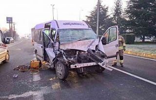 Minibüs tıra arkadan çarptı: 1 yaralı