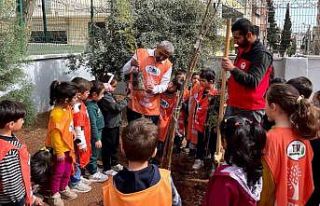 Minik eller fidan dikerek geleceğe nefes oldu