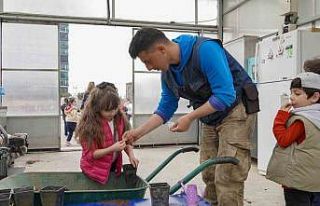 Minik eller toprakla buluştu