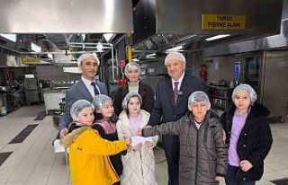 Minik öğrenciler harçlıklarını ihtiyaç sahipleri...