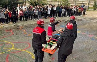 Minikler afet bilincini tatbikatla deneyimleyerek...