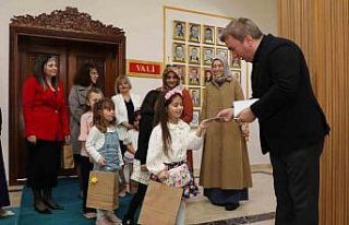 Miniklerden valiye bayram kutlaması