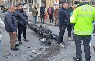 Motosiklet ile otomobil çarpıştı: 1 yaralı