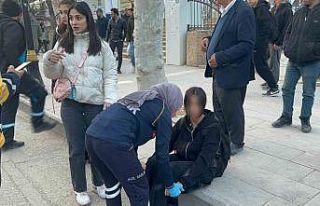 Motosiklet önce otomobile sonra durakta bekleyen...