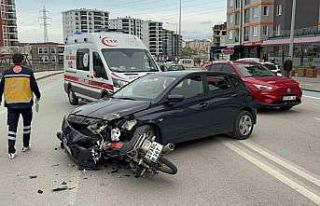 Motosiklet otomobile ok gibi saplandı: 1 yaralı