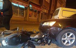Motosiklet otomobilin altına girdi: 1 yaralı