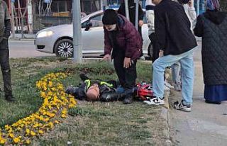 Motosiklet sürücüsünün otomobile çarpma anı...