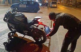 Motosikletin plakasını bereyle kapatan sürücü...