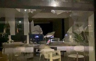 Motosikletli şahıs mağaza camını taşla kırdı