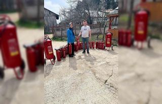 Muhtar, köylülere yangın tüpü dağıttı