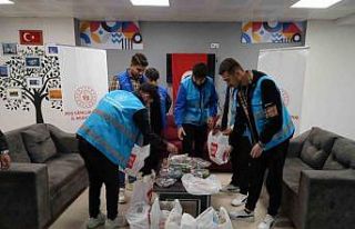 Muş’ta öğrenciler sürücülere iftariyelik dağıttı