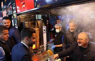 Mustafa Varank, Ankara’da gençlerle kokoreççide...