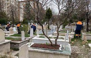Niğde Belediyesi’nden mezarlıklarda bayram temizliği