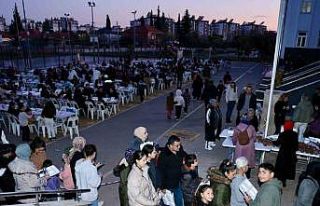 Öğrenci velileri okul bahçesinde düzenlenen iftarda...