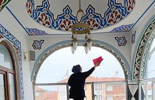 Öğrenciler mahallelerindeki camiyi temizledi