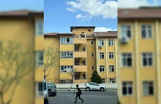 Öğrenciler okulun çatısında sigara içti