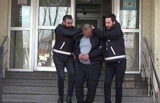 Okul müdürünü boğazından bıçaklayan şahıs...