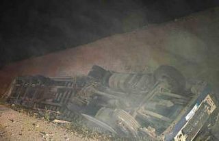 Ölüm virajı yine can aldı: Tır hurdaya döndü,...