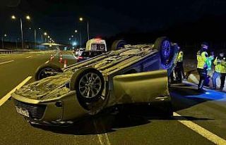 Önündeki otomobile arkadan çarpan araç takla attı:...