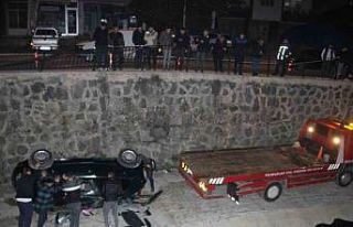 Ordu’da otomobil dere yatağına yuvarlandı: 2...