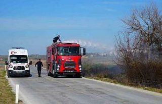 Otluk alanda çıkan yangın çiftlik evine sıçramadan...