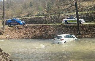 Otomobil dereye uçtu 2 kişi yaralı