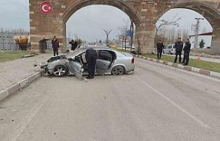 Otomobil ilçe girişindeki kemerin ayağına çarptı:...