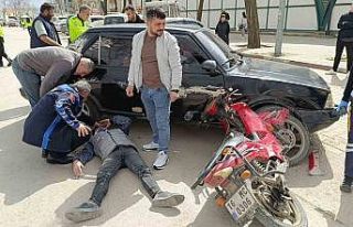 Otomobil ile çarpışan motosiklet sürücüsü yaralandı