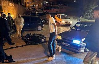 Otomobil ile çarpışan motosikletteki 2 kişi yaralandı