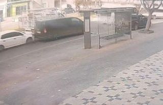 Otomobil, kapalı kasa kamyonete çarptı: 1 yaralı